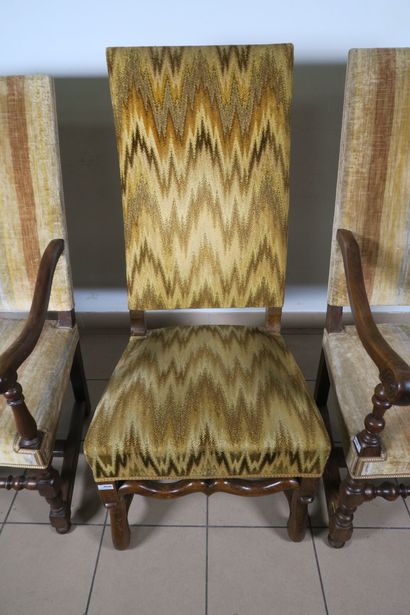 Paire de fauteuils en bois fruitier à haut...