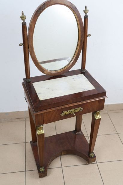 Coiffeuse en acajou et placage d'acajou ouvrant...