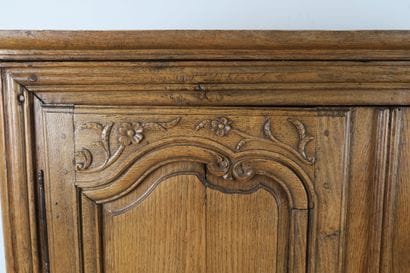 Petite armoire en chêne mouluré et sculpté...
