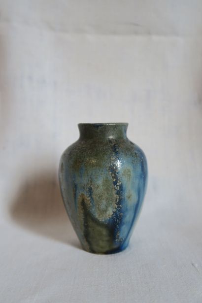 C. Grele ? 
Petit vase en grès bleu, signé...