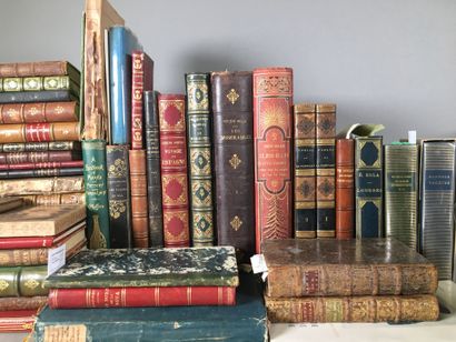 Un fort lot de livres brochés dont Les Misérables...