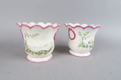 Paire de petits cache-pots à décor 