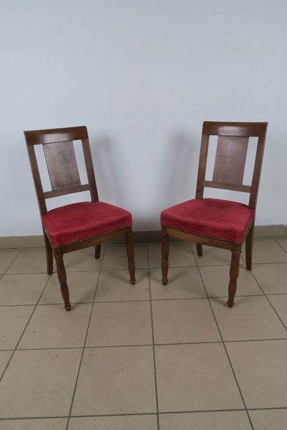 Paire de chaises en acajou, dossier légèrement...