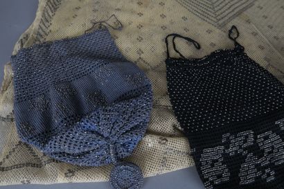 Deux pochettes perlées, un petit sac à main...