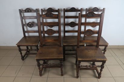 Suite de six chaises en chêne, le piètement...