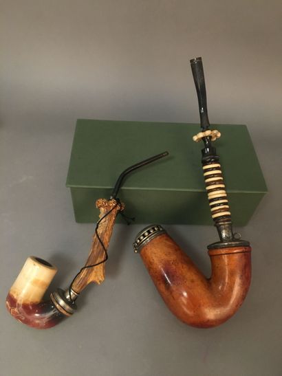 Deux pipes dont une en bois et écume à décor...