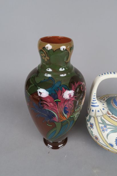 ARNHEM
Un vase de forme balustre en terre...