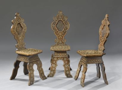 Suite de trois chaises en noyer à assise...