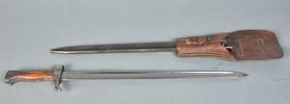 FRANCE 
Berthier bayonet 1892
Wooden handle,...