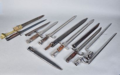 JAPAN and miscellaneous 
Lot of eight bayonets...