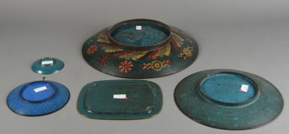 CHINE - circa 1900 
Ensemble en émaux cloisonnés...