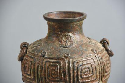 CHINE 
Petit vase à anses mobiles en bronze...