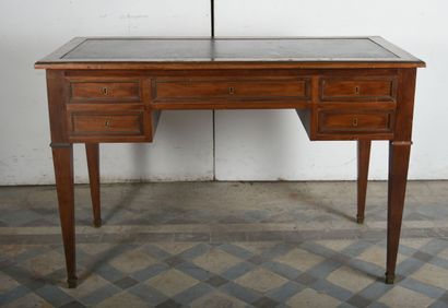 Bureau plat en acajou à encadrement de laitons...