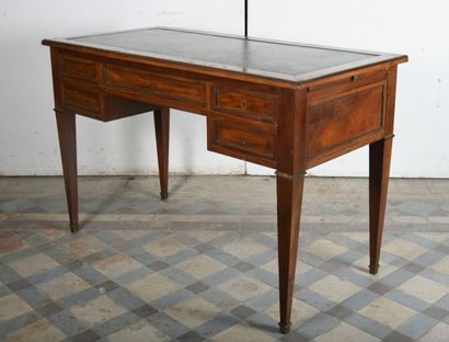 Bureau plat en acajou à encadrement de laitons...