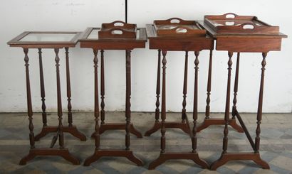 Suite de quatre tables gigognes en acajou...