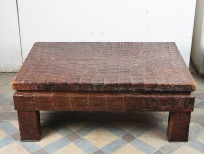 Table basse gainée de cuir brun façon croco...