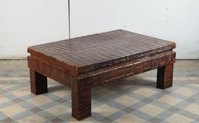 Table basse gainée de cuir brun façon croco...