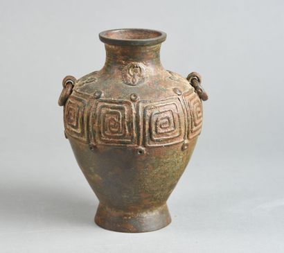 CHINE 
Petit vase à anses mobiles en bronze...