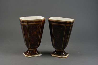 Paire de vases quadrangulaires sur piedouche...