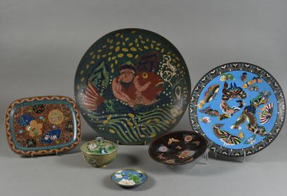 CHINE - circa 1900 
Ensemble en émaux cloisonnés...