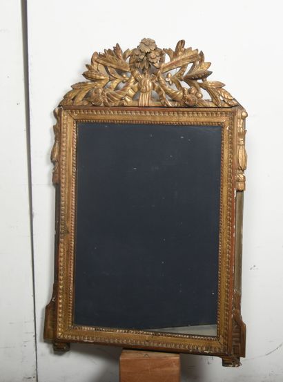 Miroir, cadre en bois doré et sculpté de...
