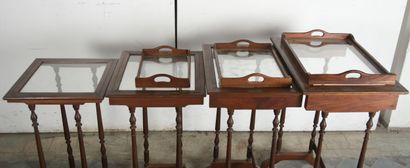 Suite de quatre tables gigognes en acajou...