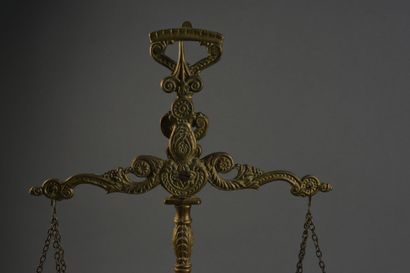 Balance en laiton à deux plateaux, fut central...