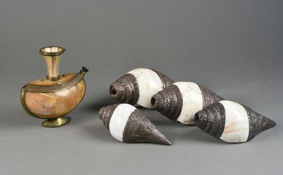 INDE - XXe siècle 
Quatre coquillages à monture...