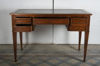 Bureau plat en acajou à encadrement de laitons...