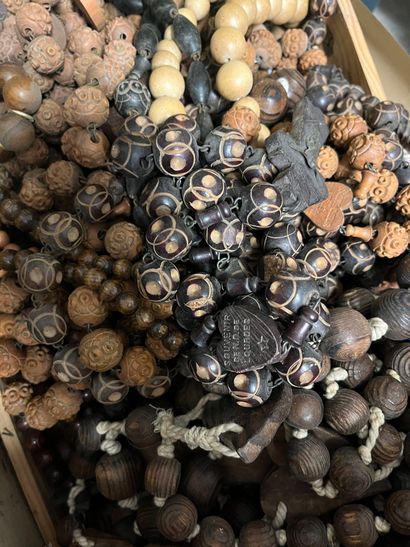 Important ensemble de perles en bois de différentes...