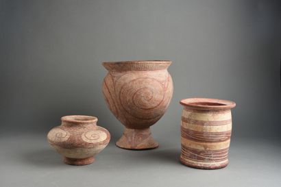 THAILANDE, Ban Chiang
Trois vases en terre...