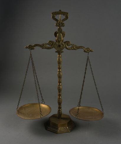 Balance en laiton à deux plateaux, fut central...