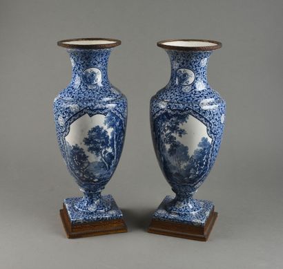 Vase balustre en tôle émaillée bleue à décor...