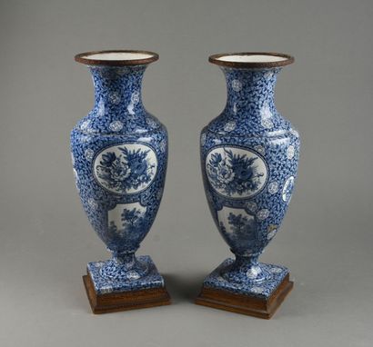 Vase balustre en tôle émaillée bleue à décor...