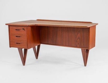 SCANDINAVE work from the 1970s
Desk
Three-legged...