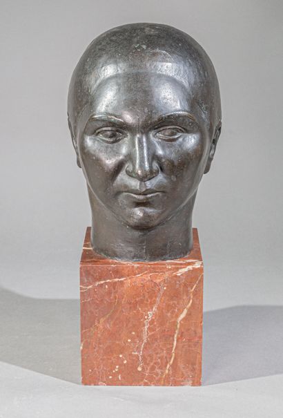 Georges SALENDRE (1890-1985)
Head of a woman
Bronze...