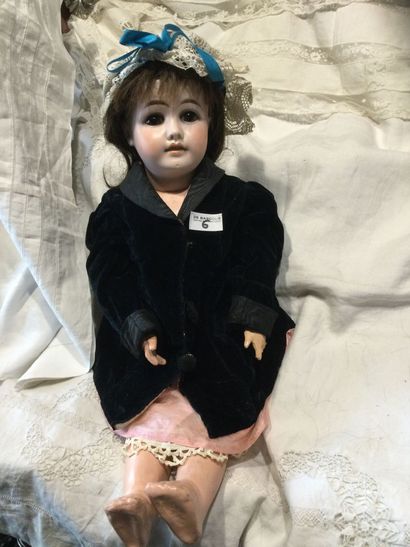 « 1902 4. » poupée tête biscuit, yeux émail...