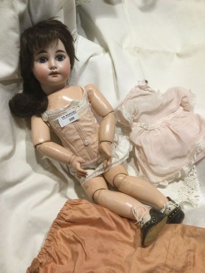 Jolie poupée tête biscuit marquée en creux...