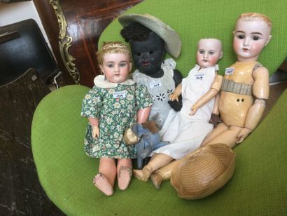 Lot de quatre poupées :
-« SFBJ 60 PARIS...