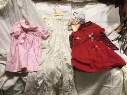 Robe de baptême broderies petits plis, 
On...
