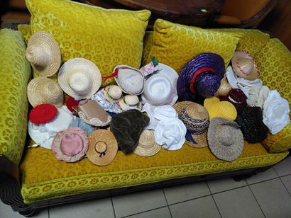 Lot d'une vingtaine de chapeaux divers matériaux,...