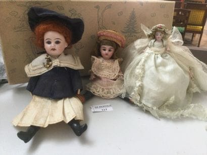 Lot de trois petites poupées, tête biscuit,...