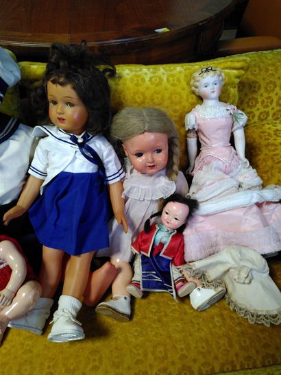 Lot de 9 poupées diverses
-1 poupée tête...