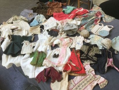 Lot de vêtements de poupées divers en l'état...