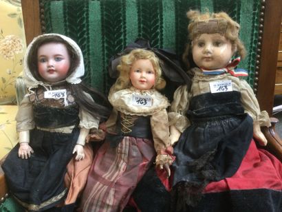 Lot de 3 poupées,
-poupée tête biscuit châtain...