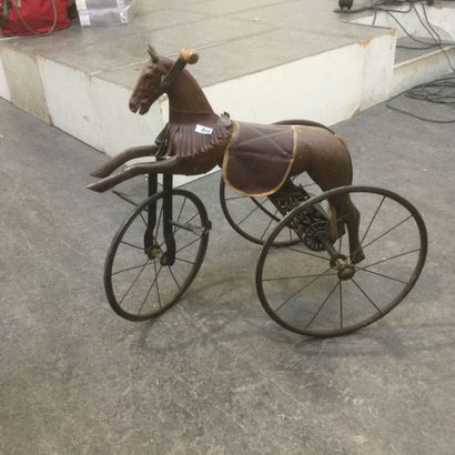 Cheval tricycle, bois et métal, 2 poignées...