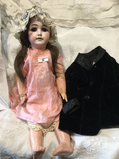 « 1902 4. » poupée tête biscuit, yeux émail...