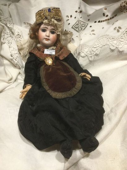 Jolie poupée tête biscuit marquée en creux...