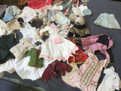 Lot de vêtements de poupées divers en l'état...