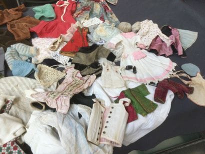 Lot de vêtements de poupées divers en l'état...